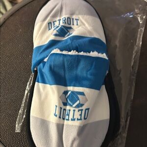 Women’s size large  like 8/9 Detroit thin Blue and White Slippers